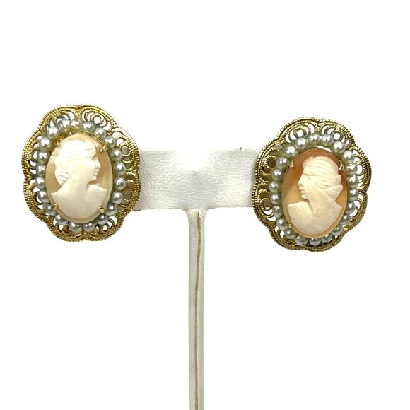 Vintage Cameo Clip On Earrings Gold Tone Filigree Faux Pearl Trim Elegant Jewelr - Picture 1 of 9